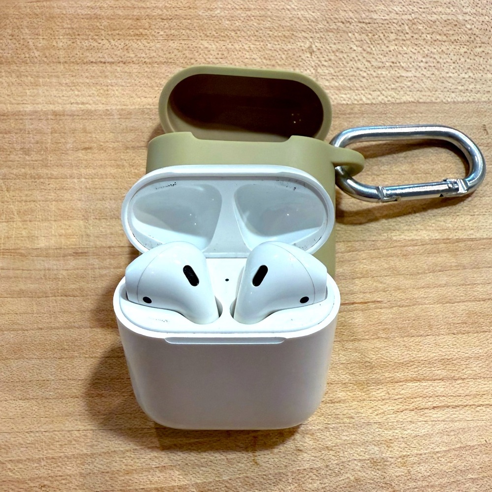 Apple AirPods 1st Generation with Case and clip
